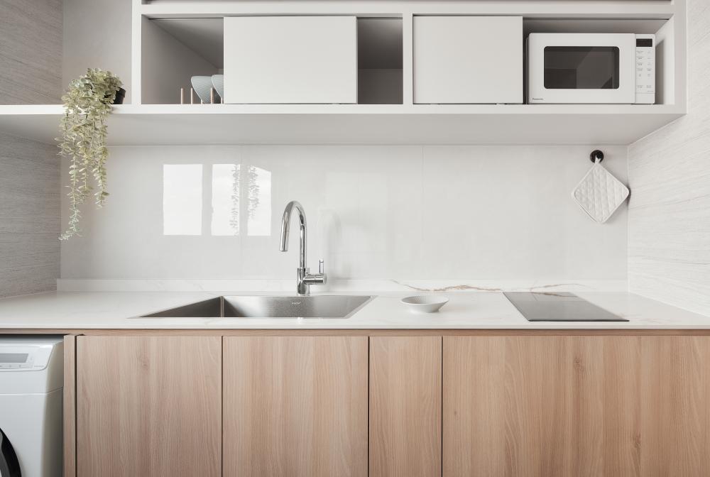 Modern Kitchen with Countertop and Kitchen Island