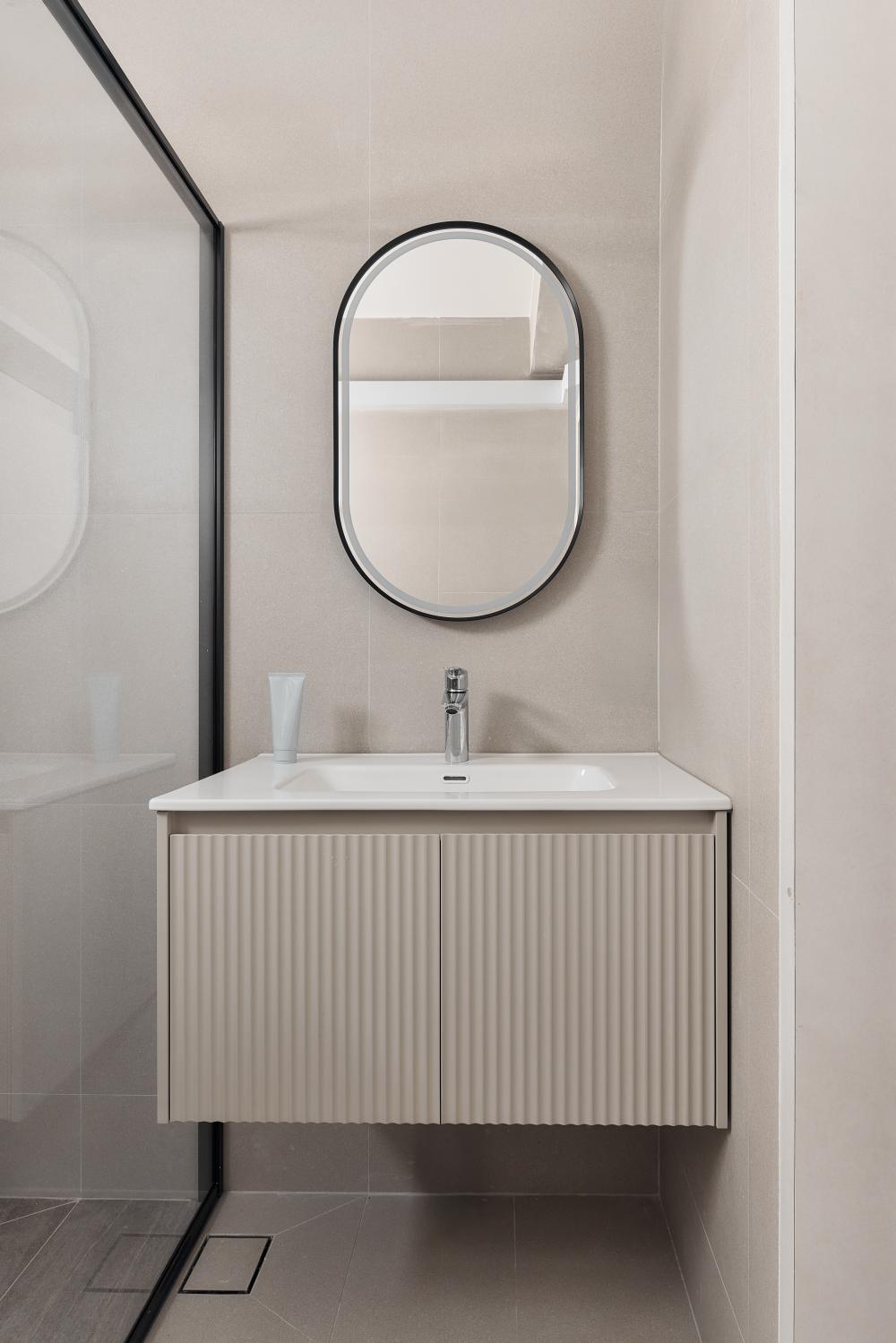 Modern Bathroom with Countertop and Mirror