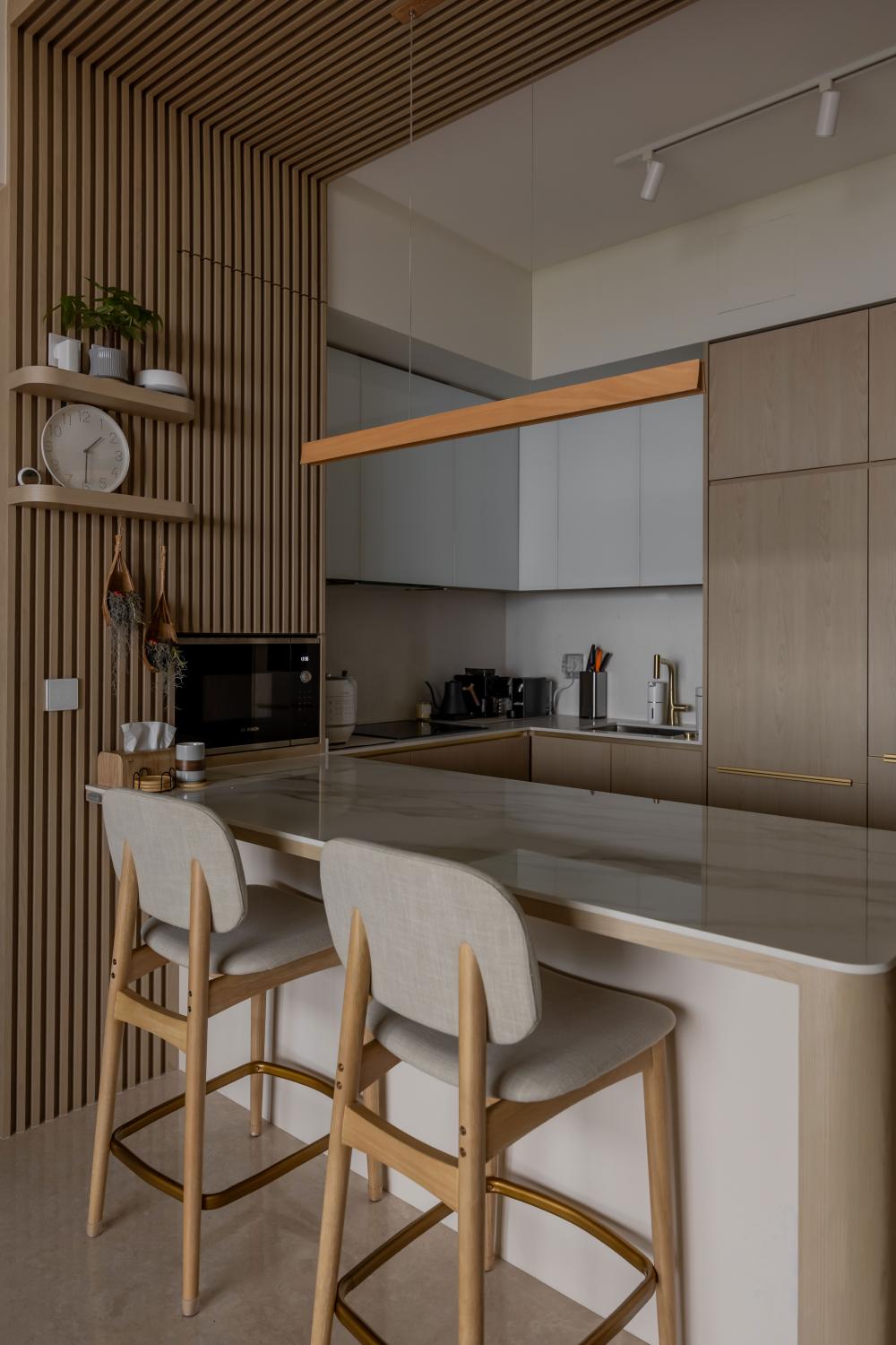 Modern Kitchen with Kitchen Island and Kitchen Accessories