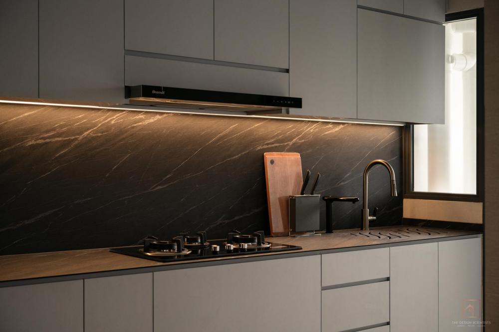 Contemporary Kitchen with Countertop and Kitchen Backsplash