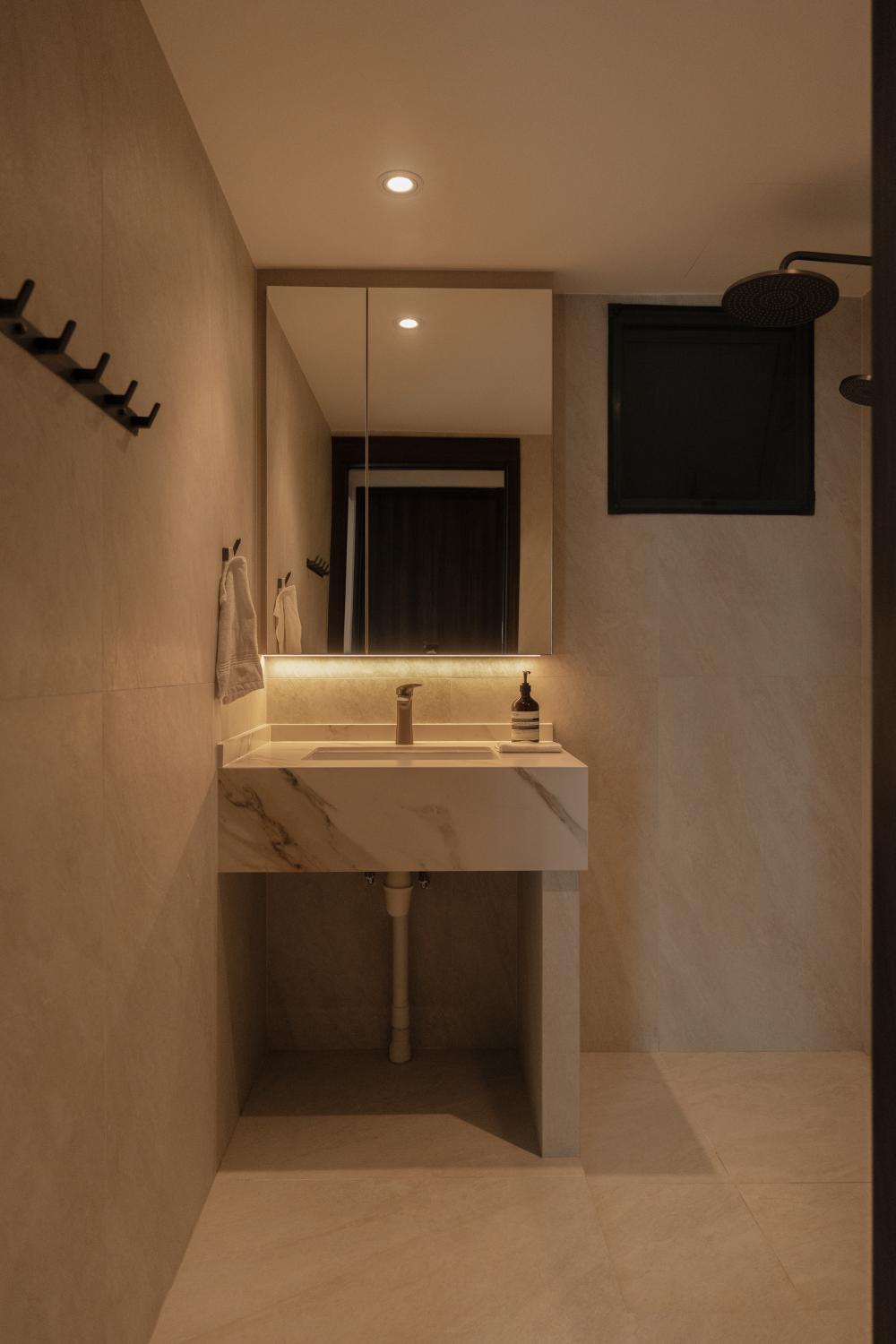 Modern Bathroom with Mirror and Rainshower