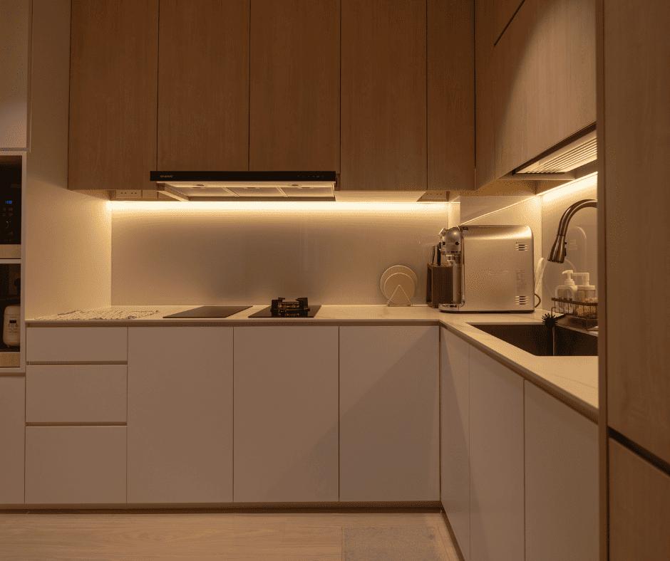 Scandinavian Kitchen with Homogeneous Tiles and Kitchen Backsplash