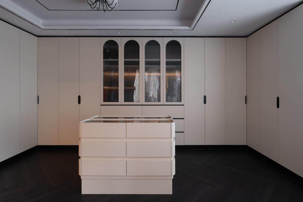 Modern Walk-in Wardrobe with Mirror and Wardrobe