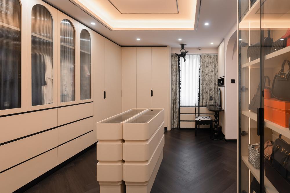 Modern Walk-in Wardrobe with Mirror and Wardrobe