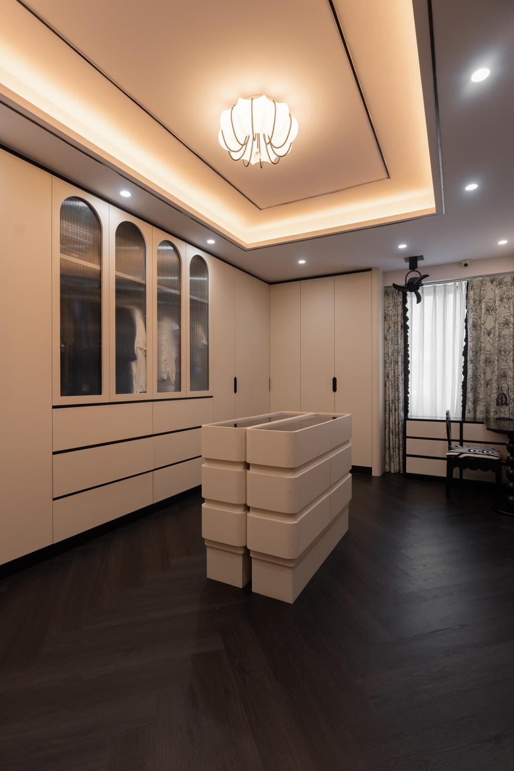 Modern Walk-in Wardrobe with Mirror and Wardrobe