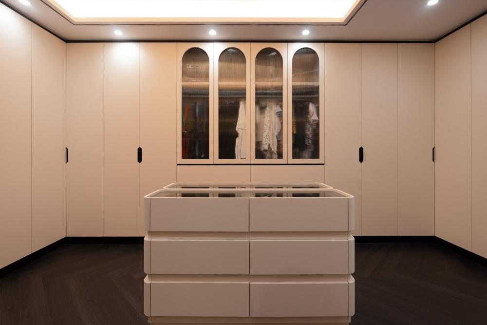 Modern Walk-in Wardrobe with Mirror and Wardrobe