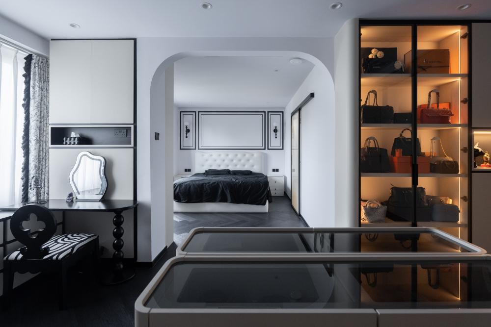 Modern Walk-in Wardrobe with Mirror and Wardrobe