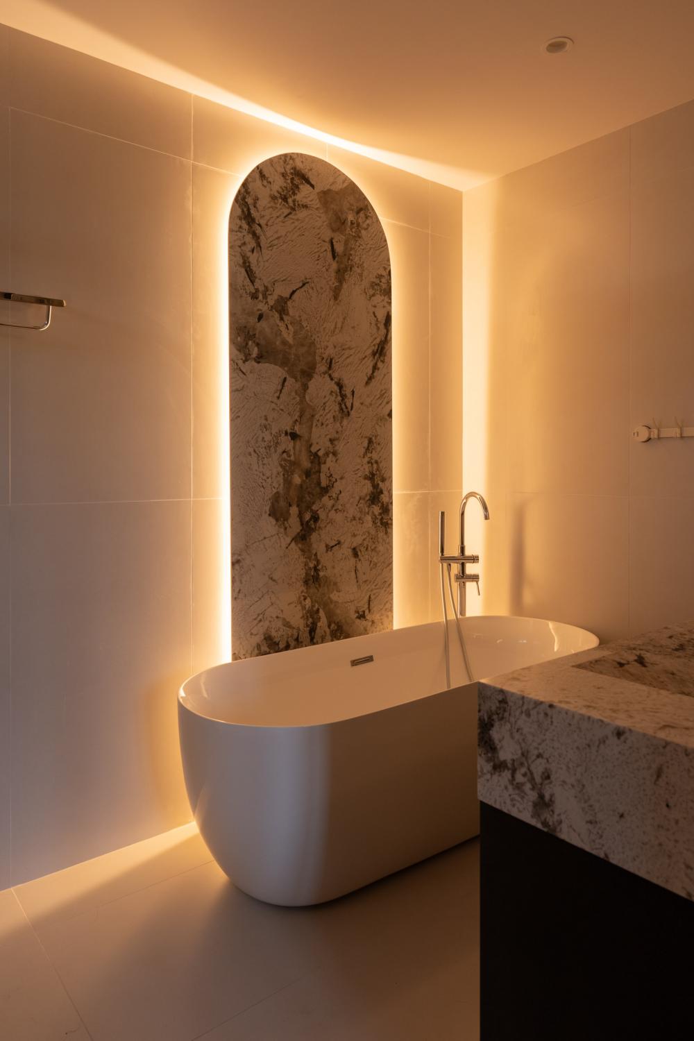 Modern Bathroom with Mirror and Bathtub