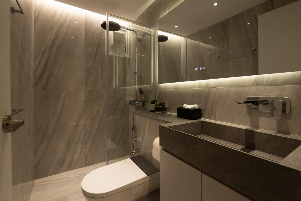 Contemporary Bathroom with Mirror and Bathroom Storage