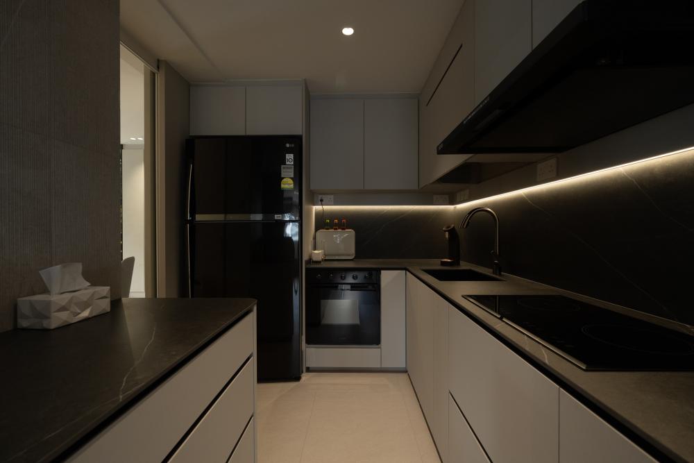 Contemporary Kitchen with Countertop and Kitchen Backsplash