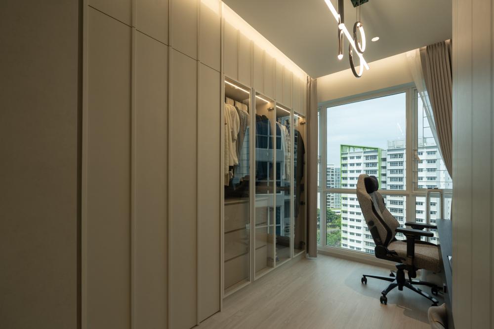 Contemporary Walk-in Wardrobe with Mirror and Wardrobe
