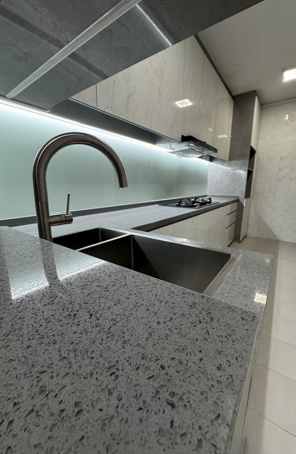 Asian Kitchen with Kitchen Backsplash and Kitchen Cabinets
