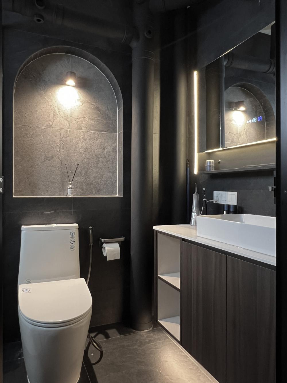 Modern Bathroom with Countertop and Homogeneous Tiles