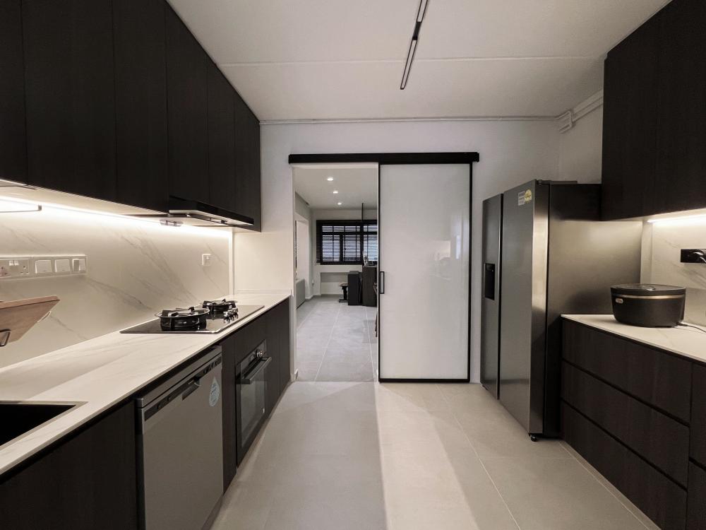 Modern Kitchen with Countertop and Homogeneous Tiles