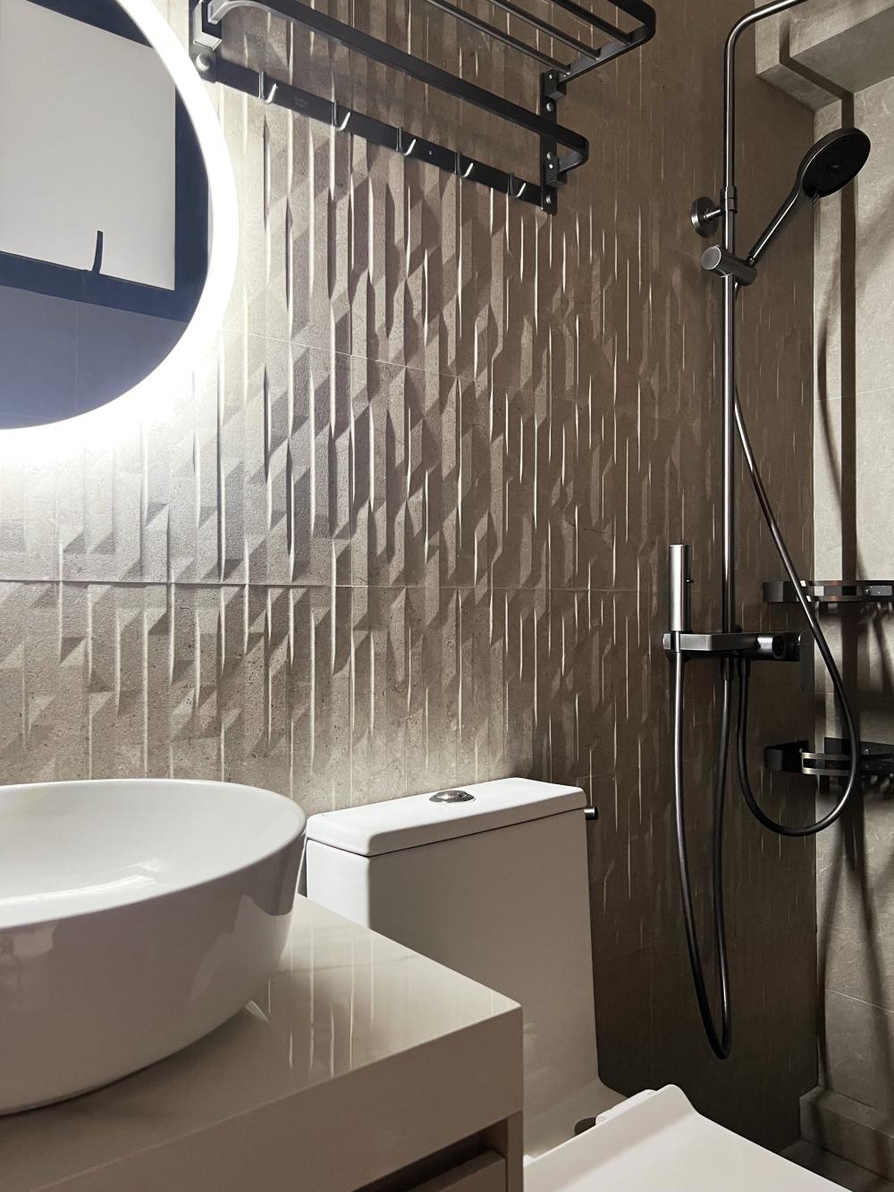 Modern Bathroom with Homogeneous Tiles and Feature Wall
