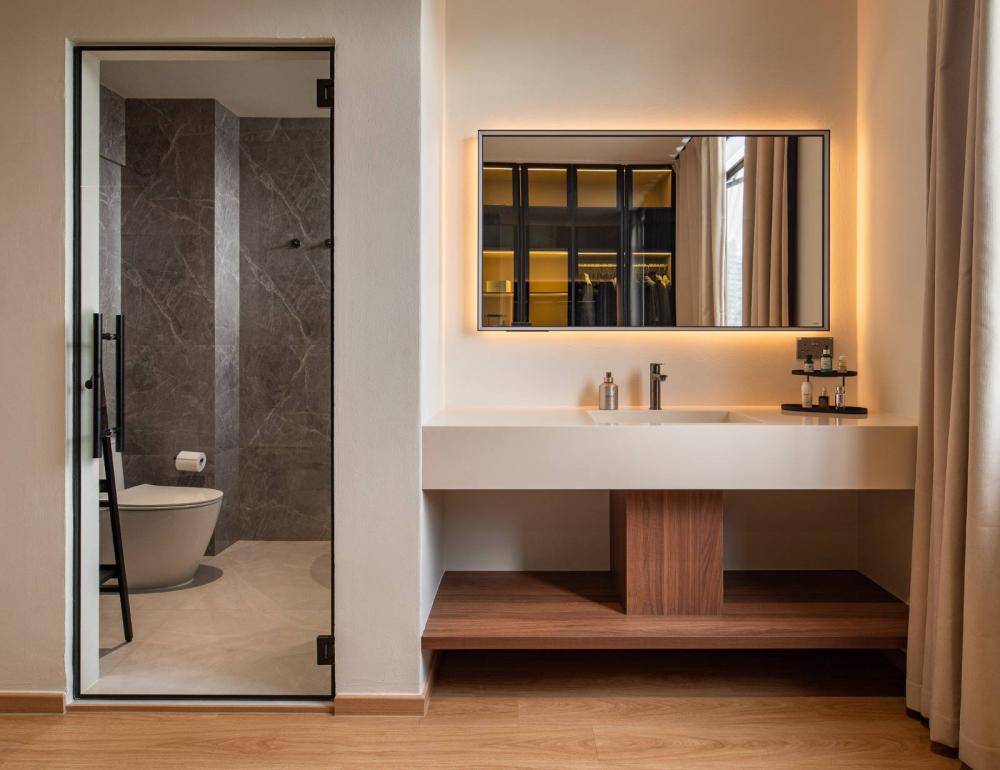 Modern Bathroom with Mirror and Bathroom Sinks