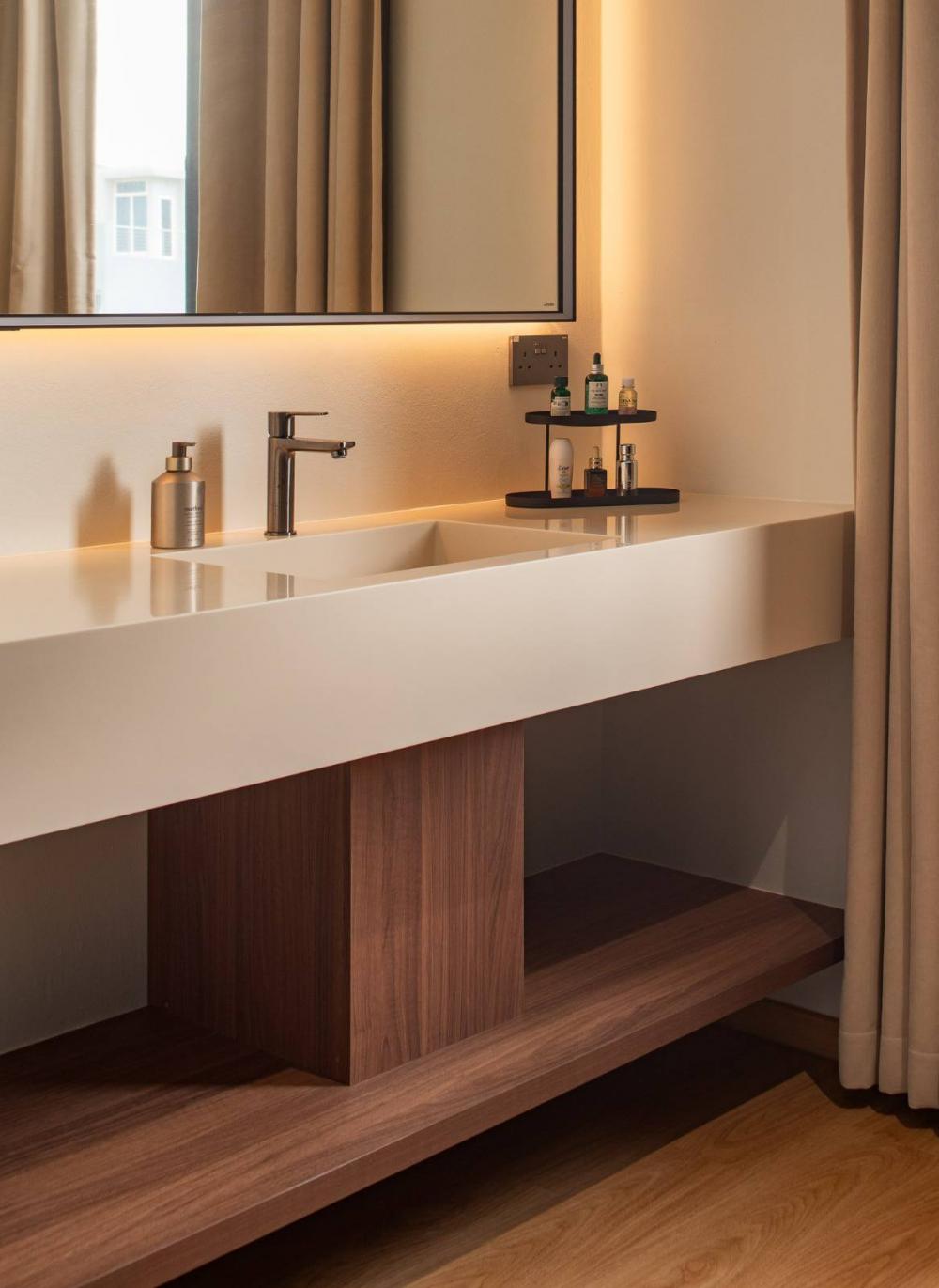 Modern Bathroom with Mirror and Bathroom Sinks