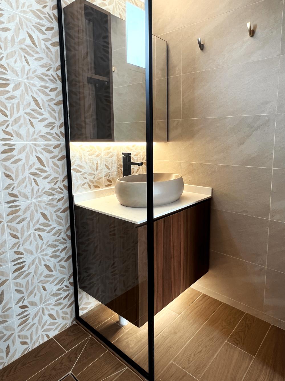 Minimalist Bathroom with Homogeneous Tiles and Mirror