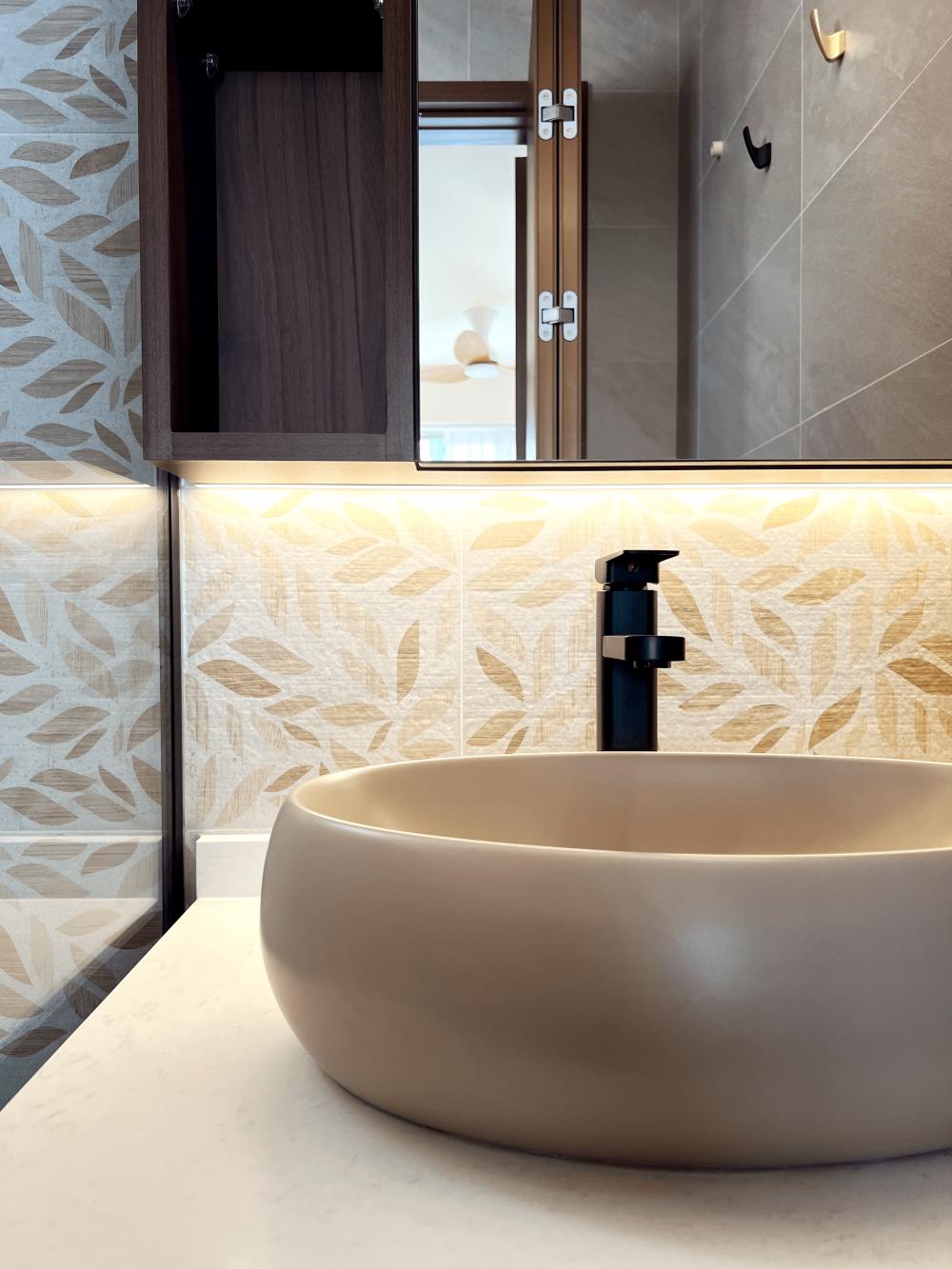 Minimalist Bathroom with Homogeneous Tiles and Mirror