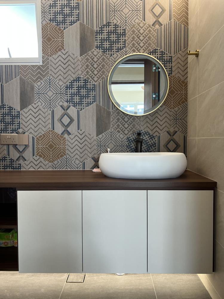 Minimalist Bathroom with Countertop and Homogeneous Tiles