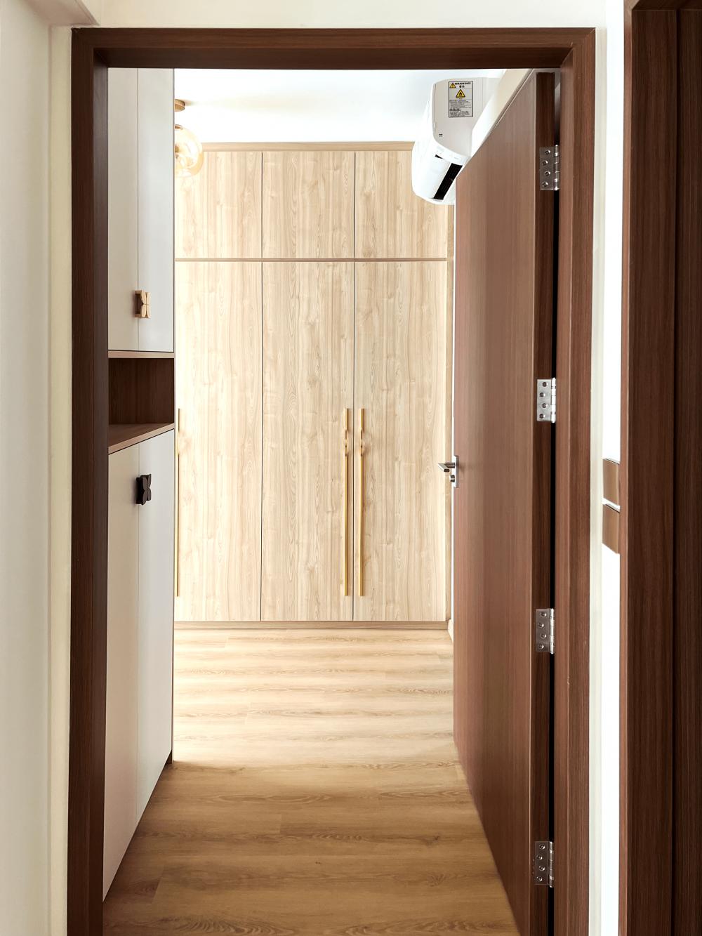 Minimalist Bedroom with Vinyl Flooring and Wardrobe