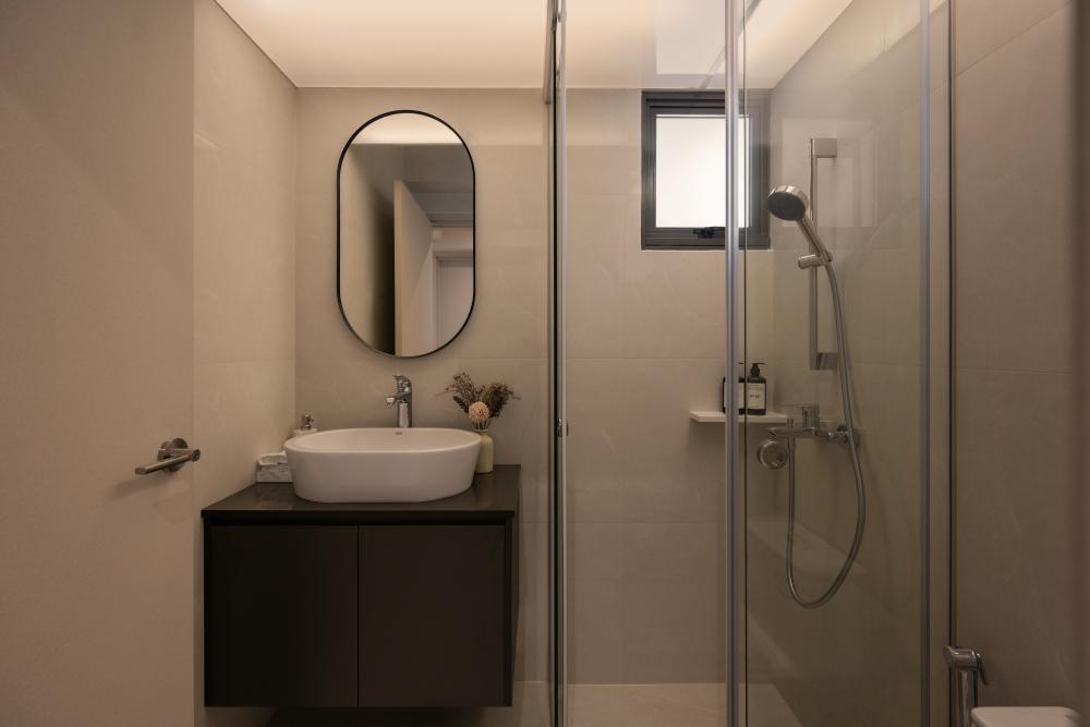 Contemporary Bathroom with Mirror and Vanity Counter