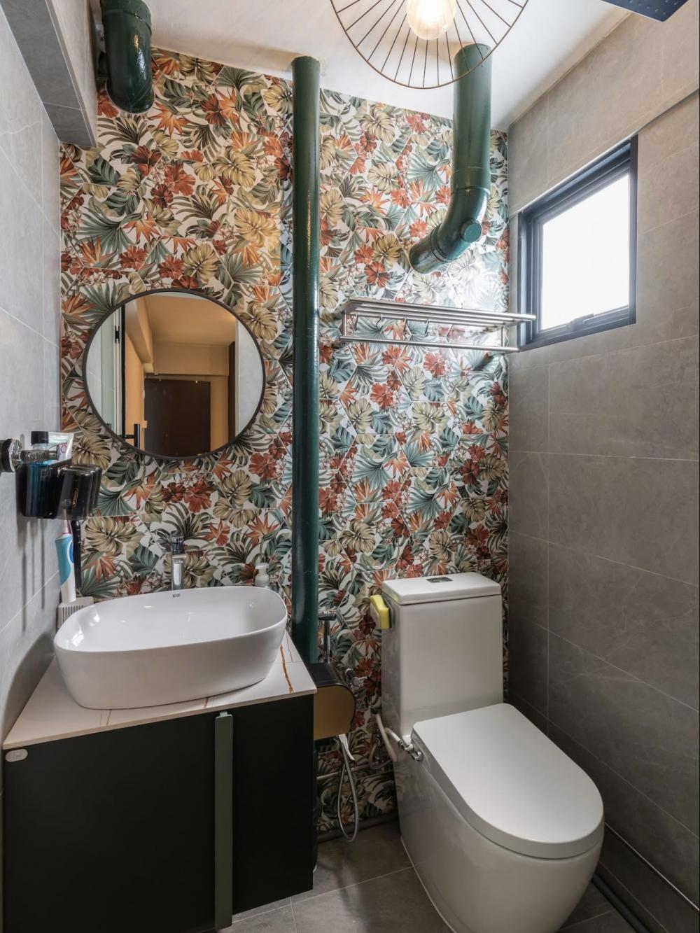 Modern Bathroom with Countertop and Homogeneous Tiles