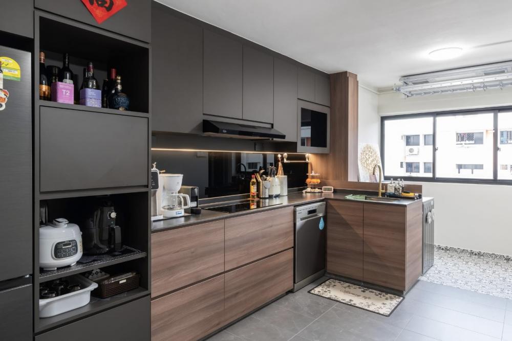 Modern Kitchen with Countertop and Homogeneous Tiles