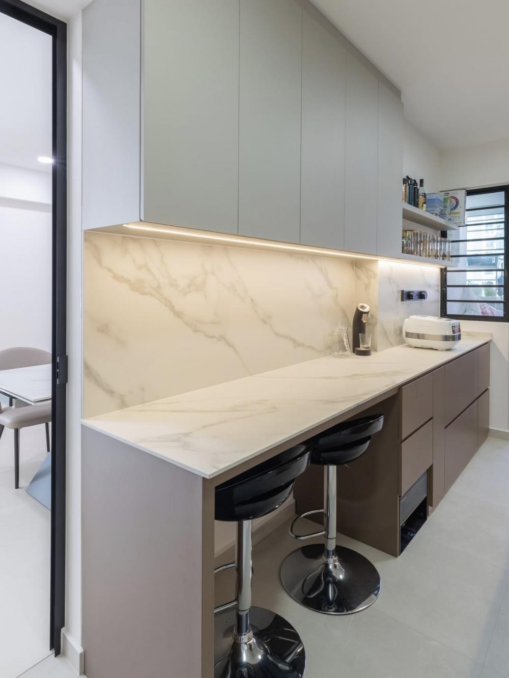 Modern Kitchen with Countertop and Homogeneous Tiles