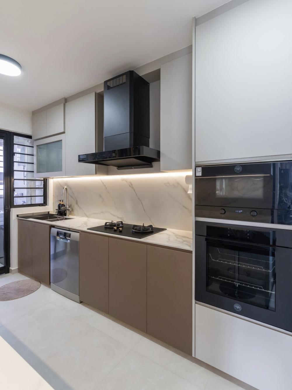Modern Kitchen with Countertop and Homogeneous Tiles