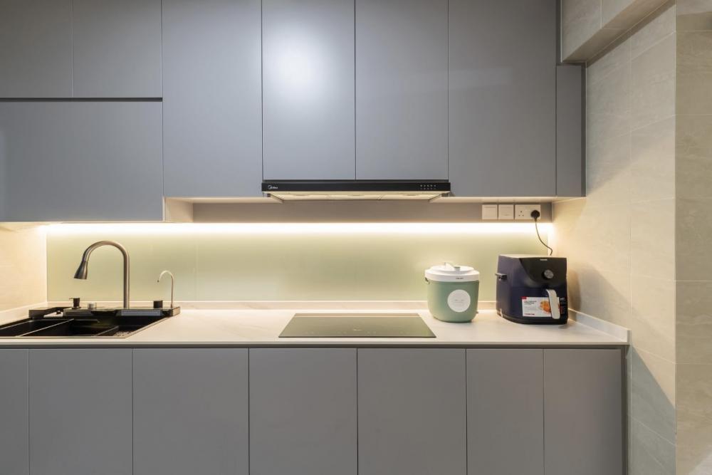 Contemporary Kitchen with Countertop and Homogeneous Tiles