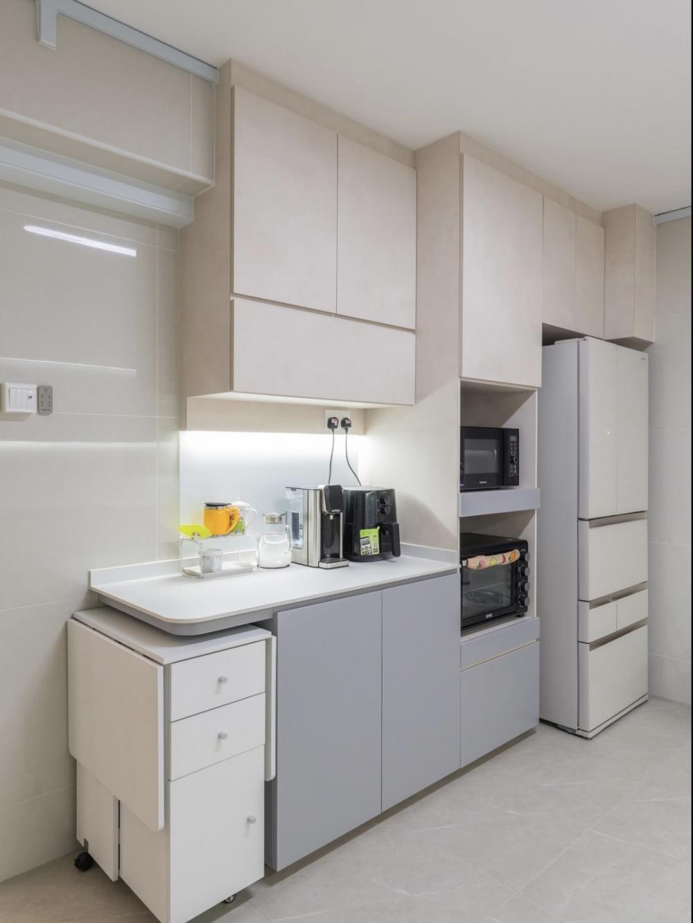 Minimalist Kitchen with Countertop and Homogeneous Tiles