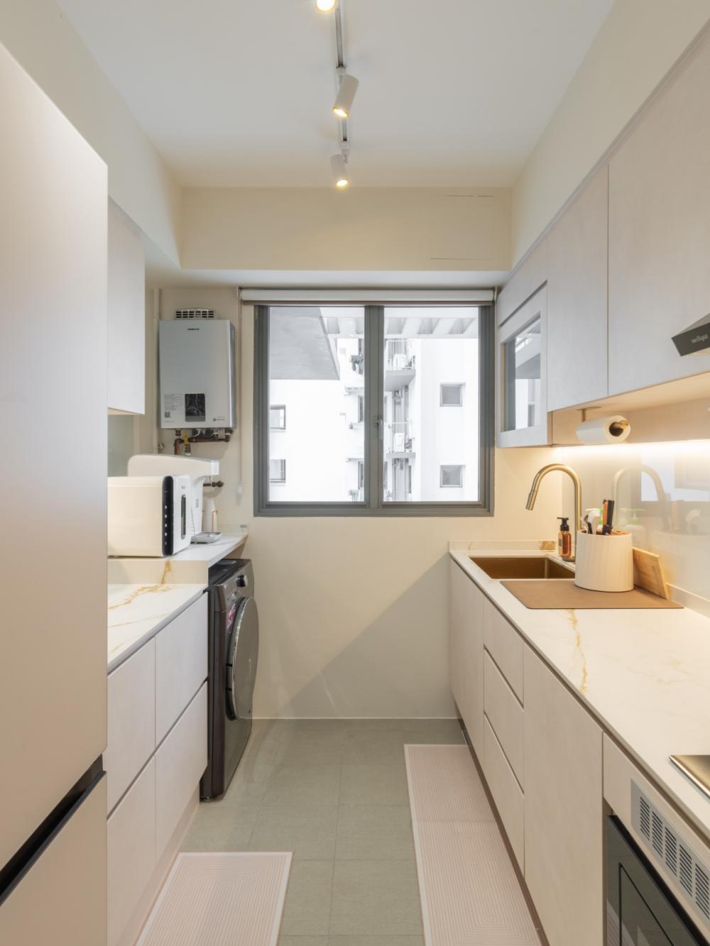 Minimalist Kitchen with Countertop and Homogeneous Tiles