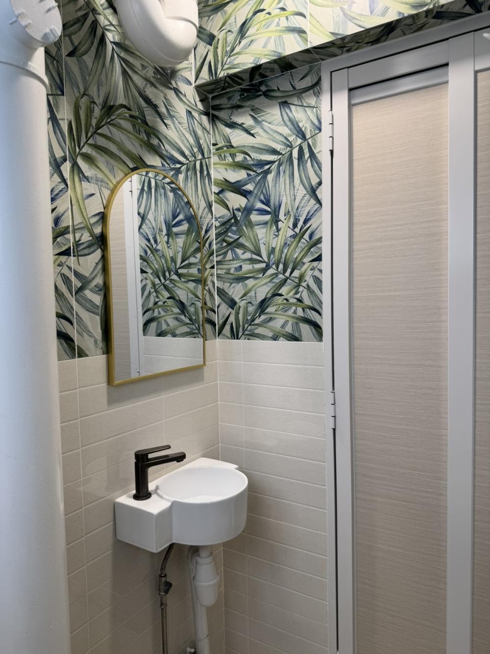 Minimalist Bathroom with Homogeneous Tiles and Mirror