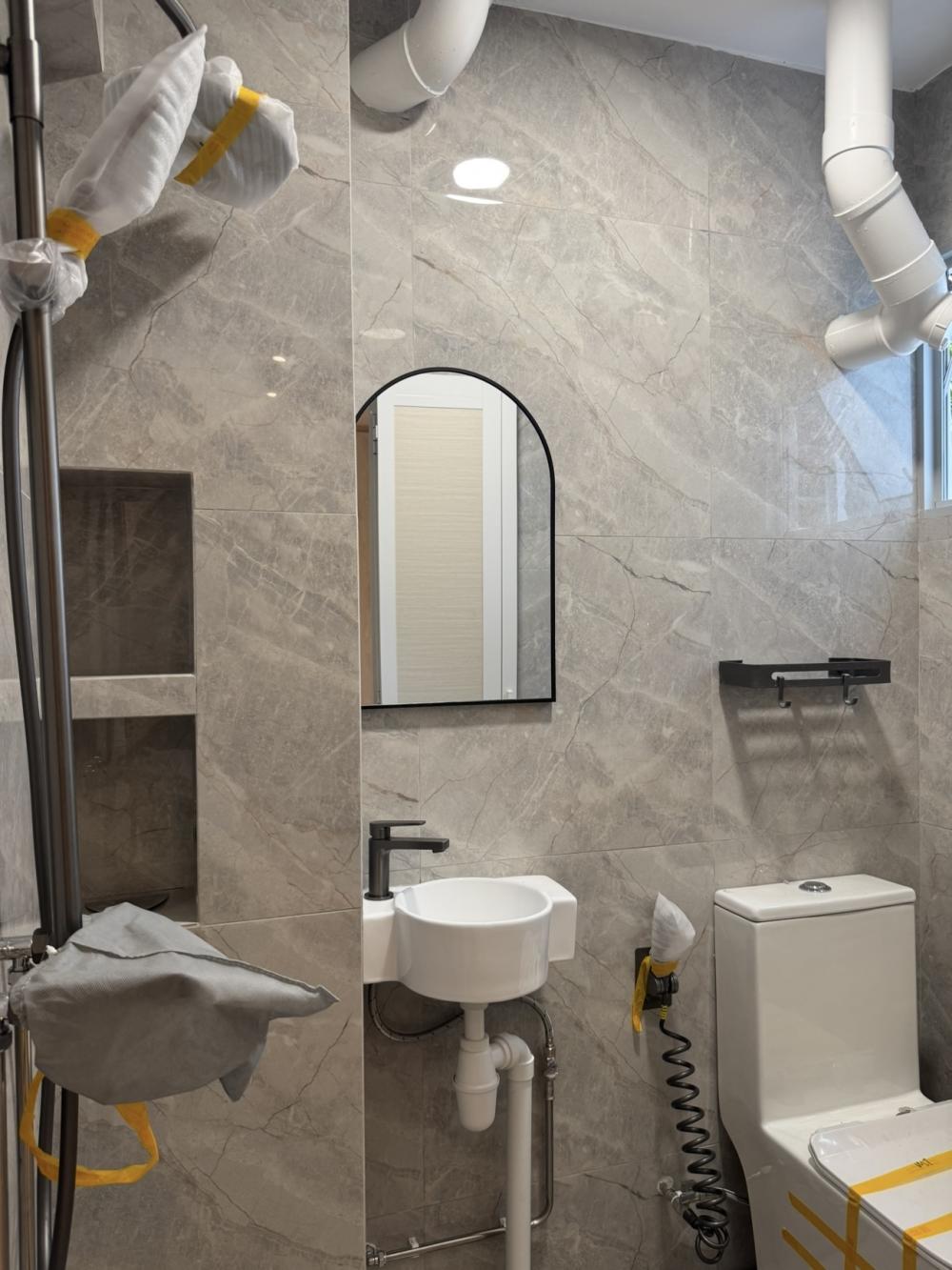 Minimalist Bathroom with Homogeneous Tiles and Mirror