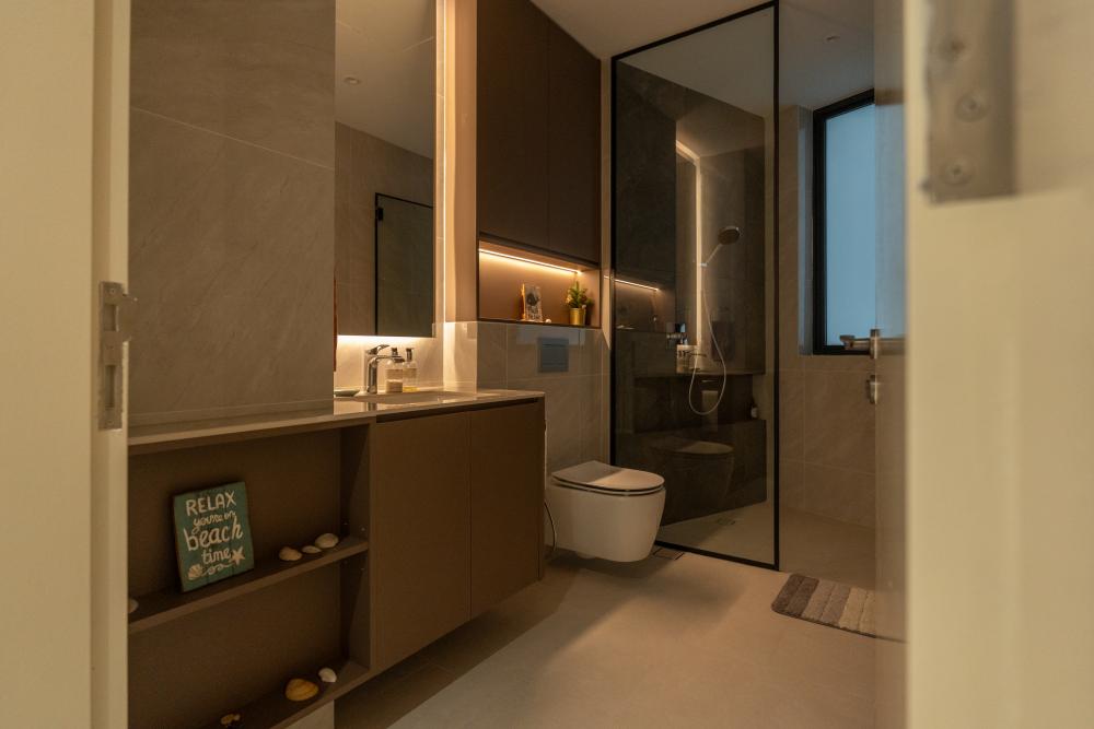 Contemporary Bathroom with Shower Screen and Bathroom Storage