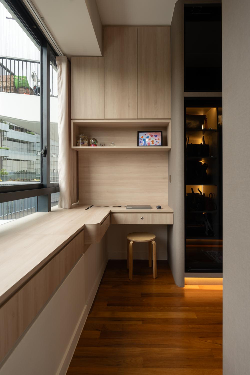 Contemporary Walk-in Wardrobe with Mirror and Wardrobe