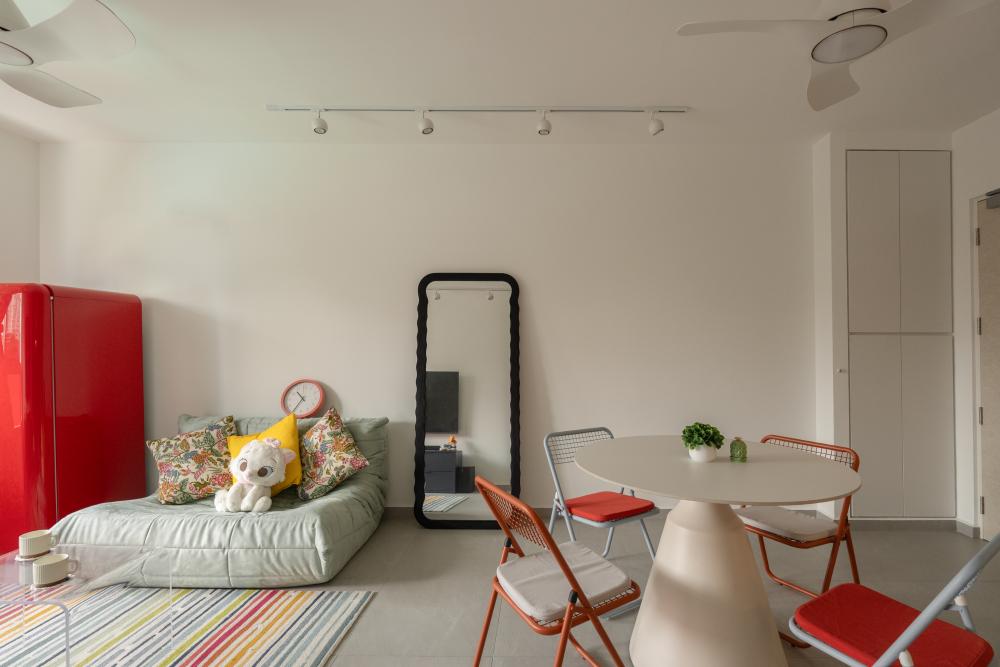 Eclectic Living Room with Carpet and Sofa