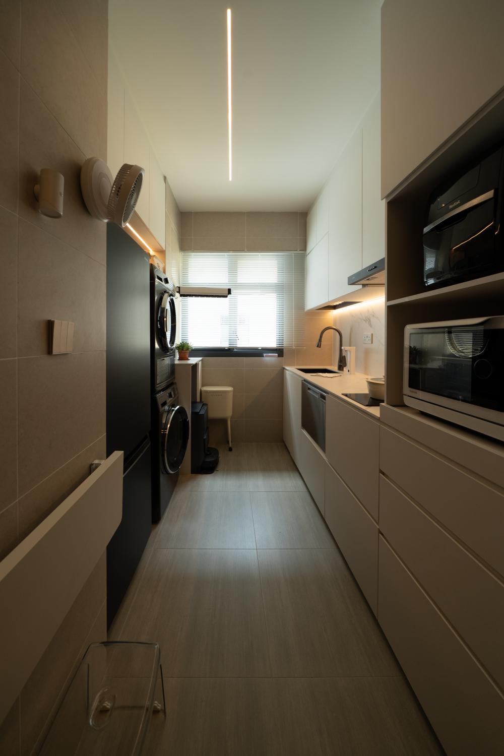 Contemporary Kitchen with Homogeneous Tiles and Herringbone Tiling
