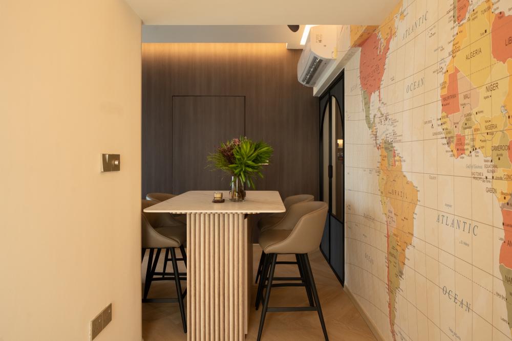 Contemporary Dining Room with Dining Table and Dining Chairs