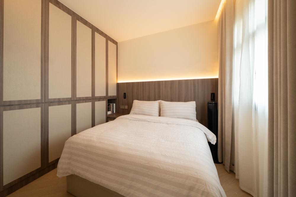 Contemporary Bedroom with Bedroom Dresser and Queen Bed
