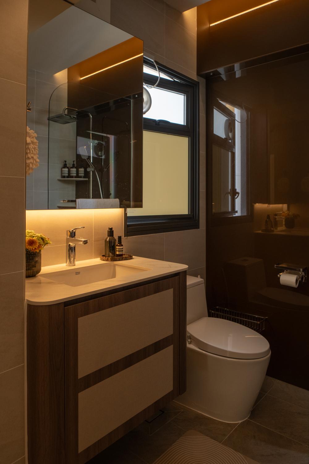 Contemporary Bathroom with Mirror and Bathtub