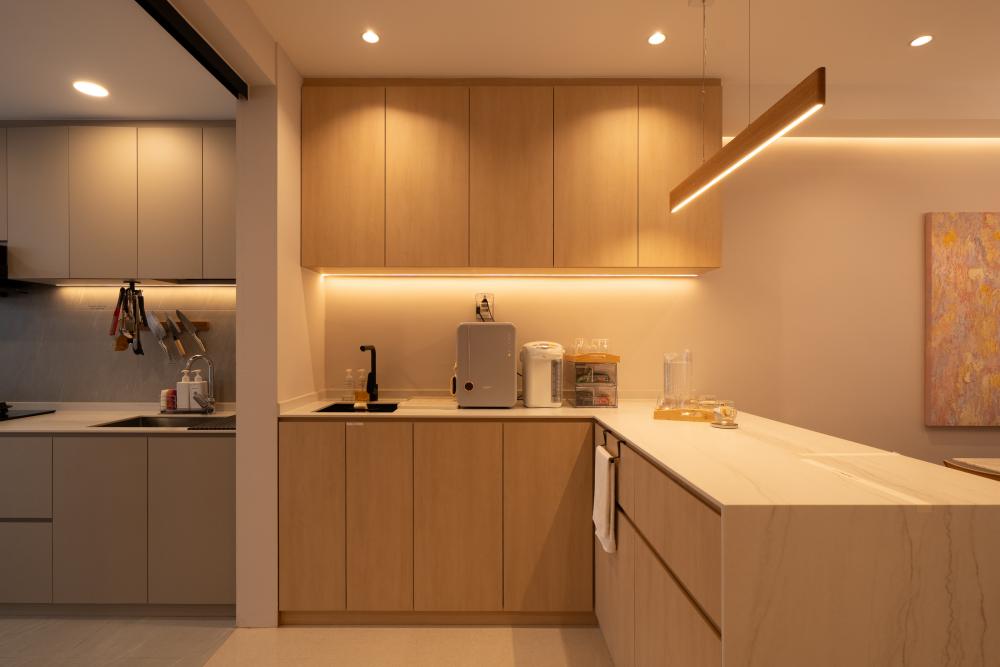 Scandinavian Kitchen with Homogeneous Tiles and Wood Flooring