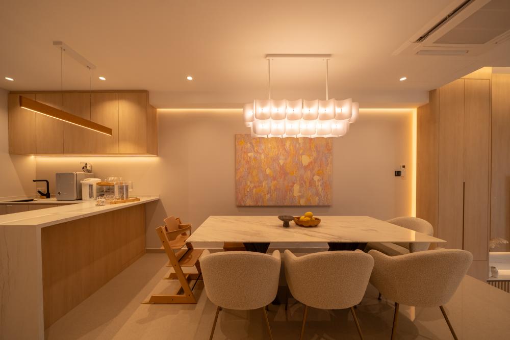 Scandinavian Dining Room with Dining Table and Dining Chairs