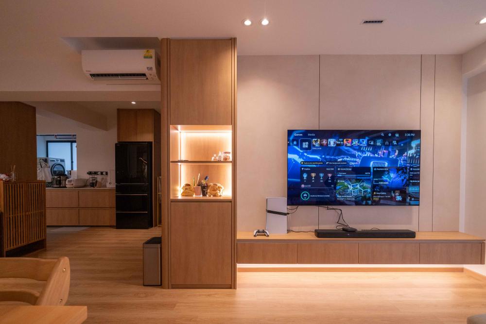 Minimalist Living Room with Bookshelf and Wood Flooring