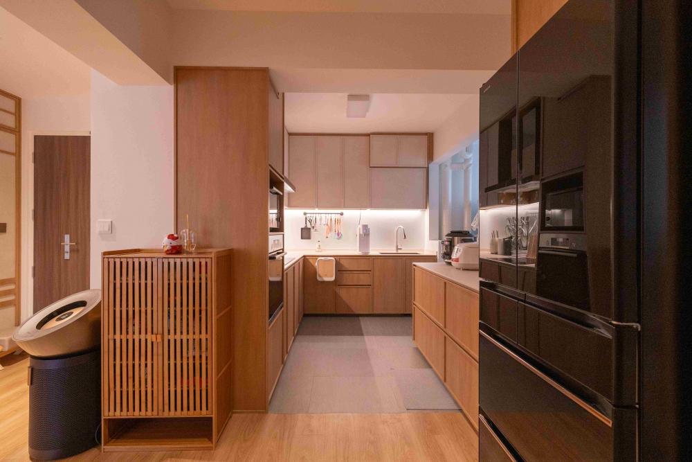Minimalist Kitchen with Countertop and Wood Flooring
