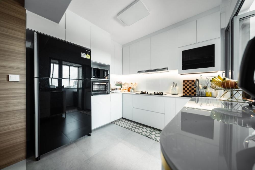 Contemporary Kitchen with Countertop and Kitchen Backsplash