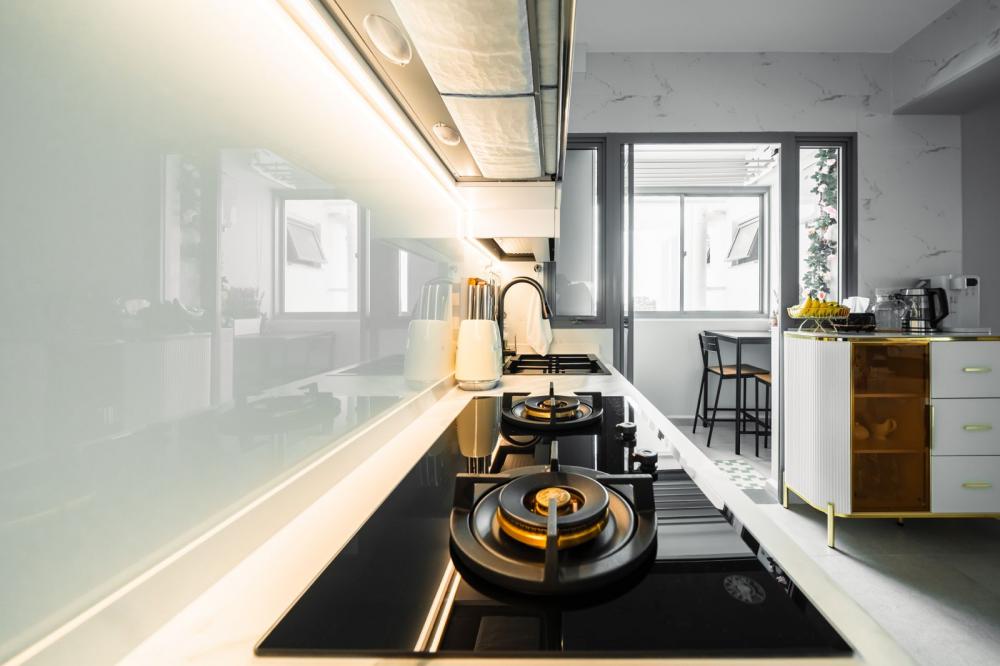 Contemporary Kitchen with Countertop and Open Kitchen