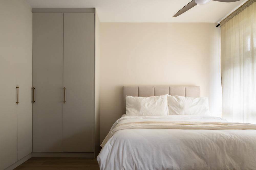 Minimalist Bedroom with Vinyl Flooring and Wardrobe