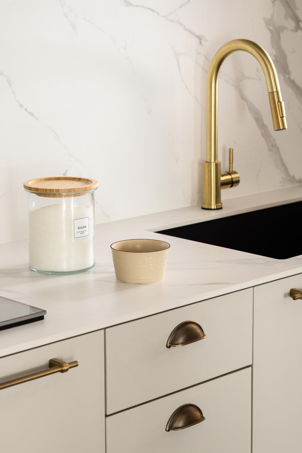 Minimalist Kitchen with Kitchen Backsplash and Kitchen Tap